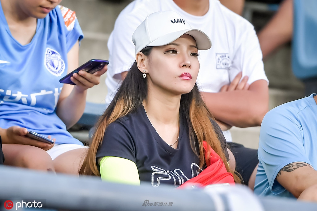 中超独特风景线！大连女球迷清新靓丽