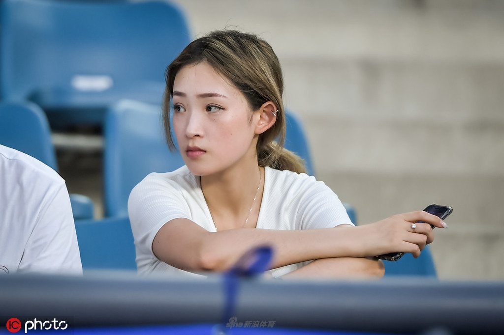 中超独特风景线！大连女球迷清新靓丽