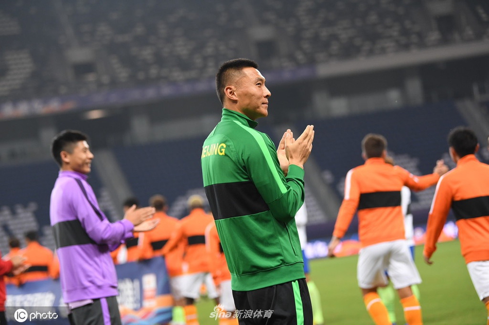 中超6队长与黄海全队列队欢迎卓尔