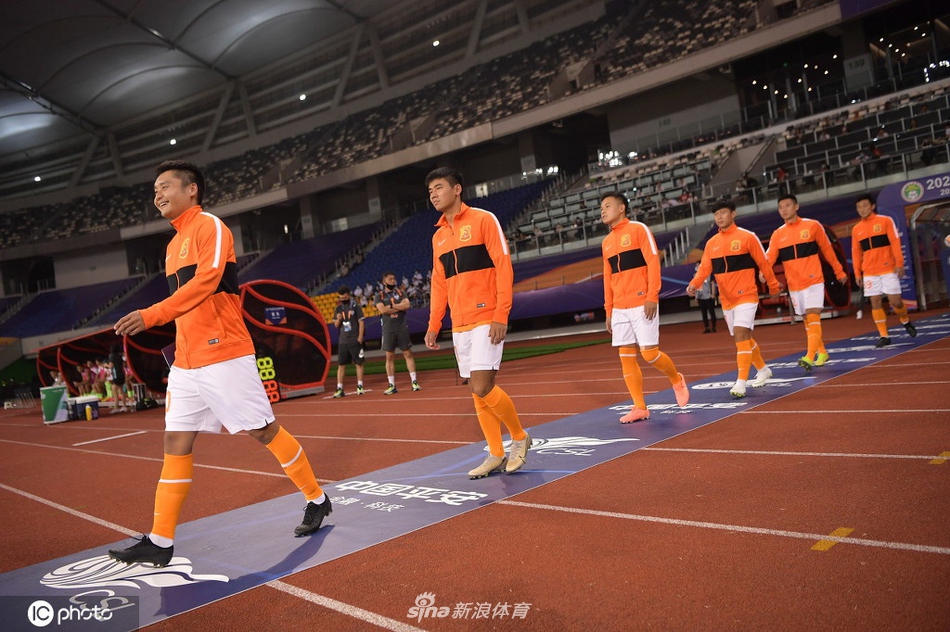 中超6队长与黄海全队列队欢迎卓尔