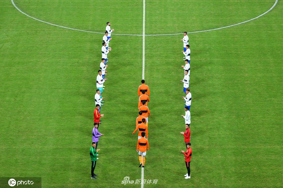 中超6队长与黄海全队列队欢迎卓尔