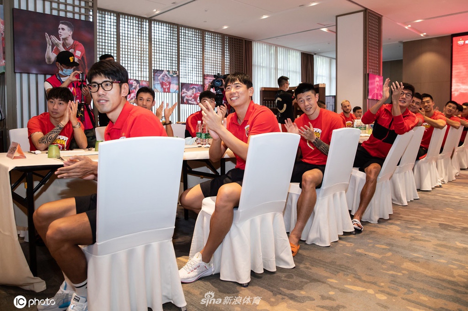 上港为胡尔克庆祝34岁生日 "绿巨人"遭蛋糕糊脸