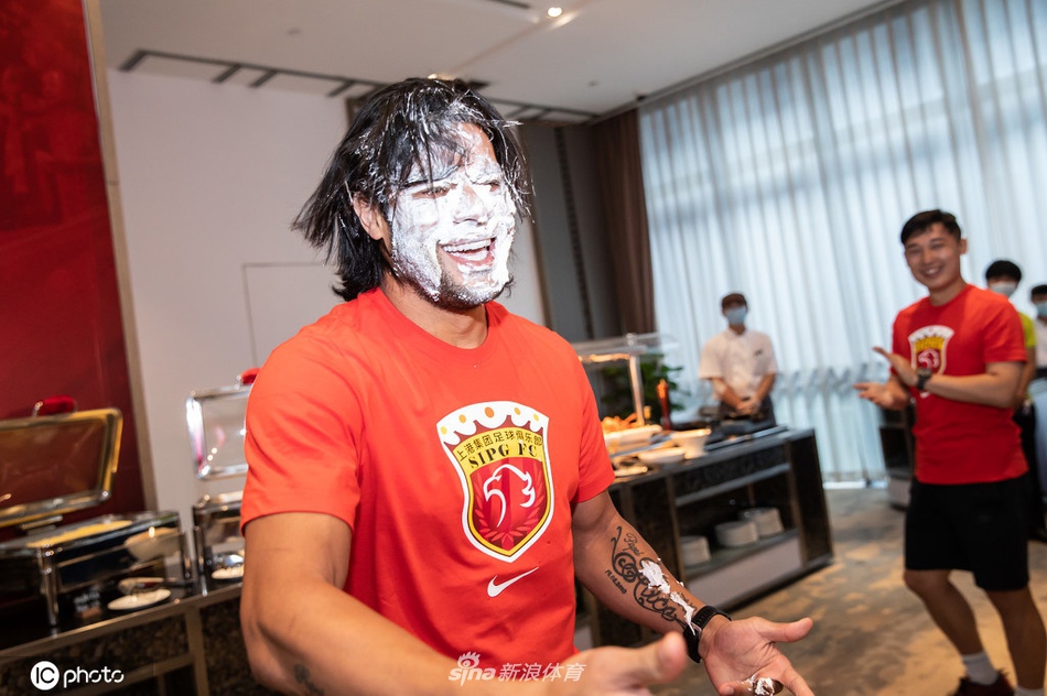 上港为胡尔克庆祝34岁生日 "绿巨人"遭蛋糕糊脸