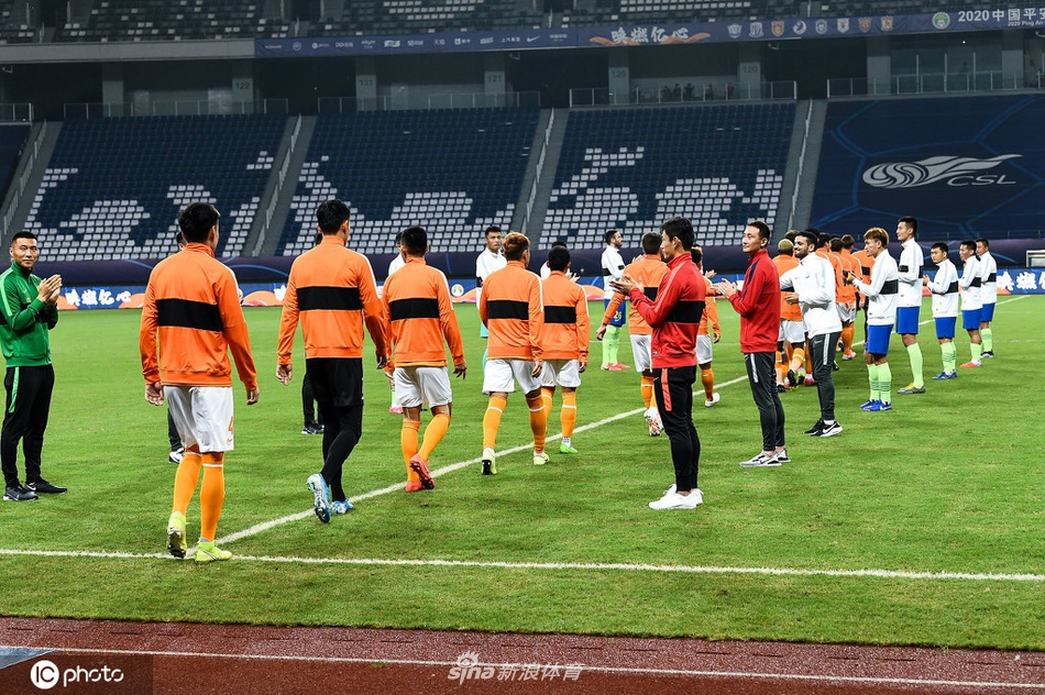中超6队长与黄海全队列队欢迎卓尔