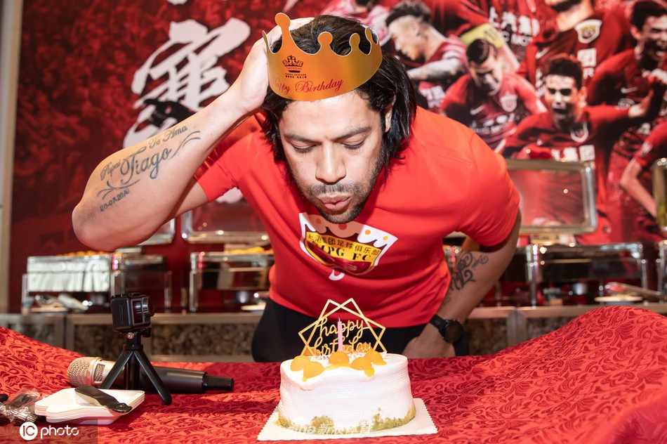 上港为胡尔克庆祝34岁生日 "绿巨人"遭蛋糕糊脸