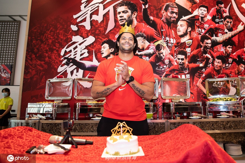 上港为胡尔克庆祝34岁生日 "绿巨人"遭蛋糕糊脸