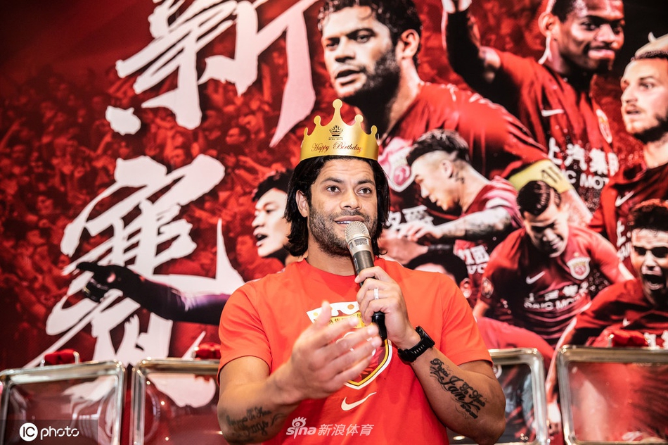 上港为胡尔克庆祝34岁生日 "绿巨人"遭蛋糕糊脸