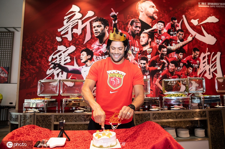 上港为胡尔克庆祝34岁生日 "绿巨人"遭蛋糕糊脸