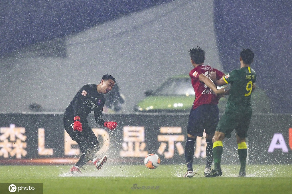 比赛遭遇大雨