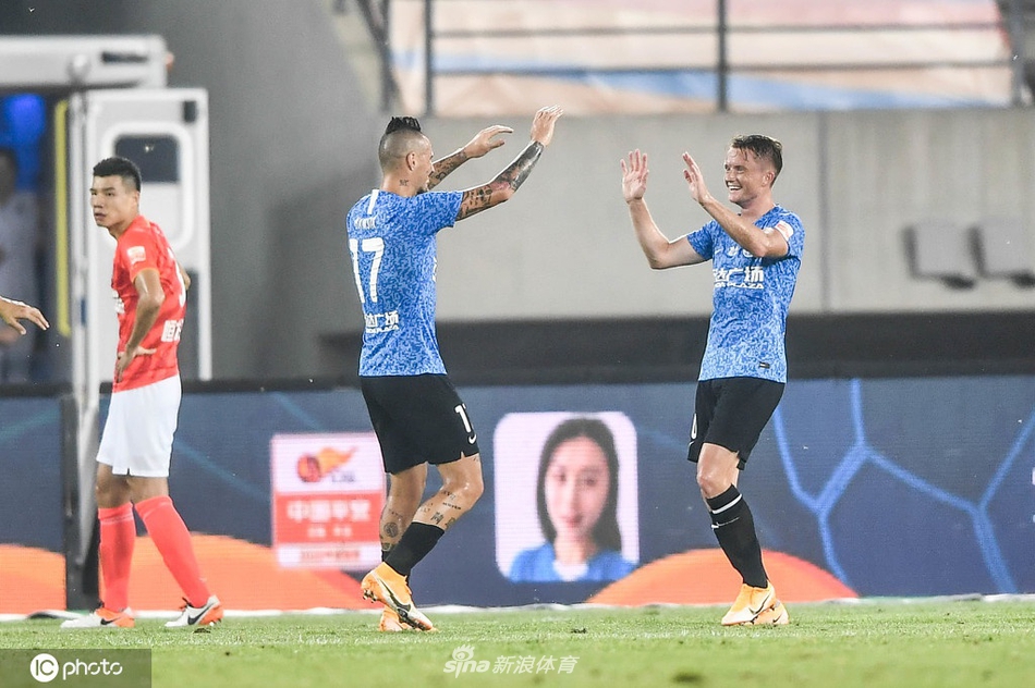 拉尔森哈姆西克击掌庆祝