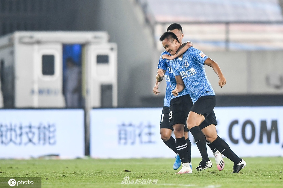 王耀鹏头球破门