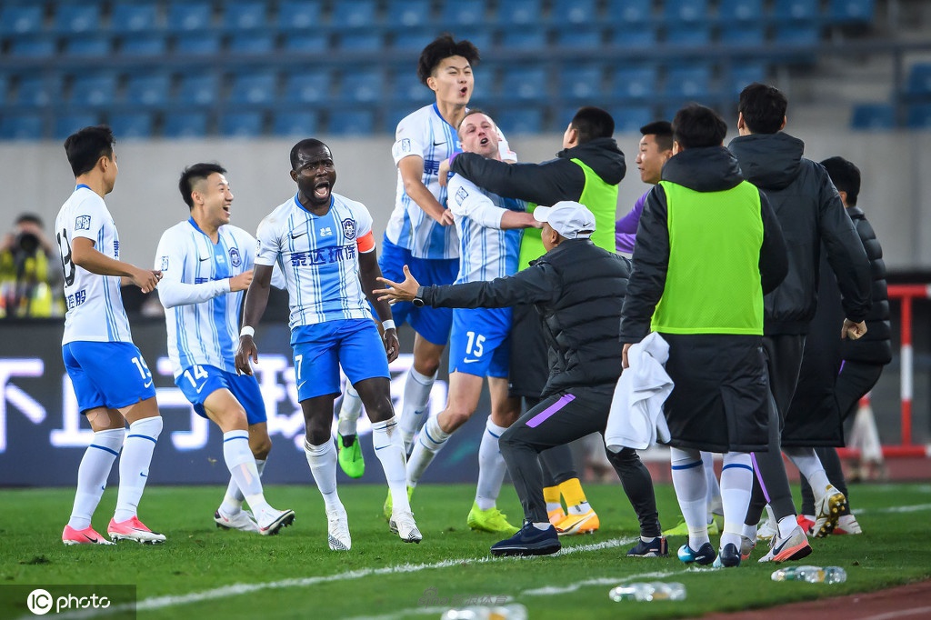 泰达球员疯狂庆祝保级