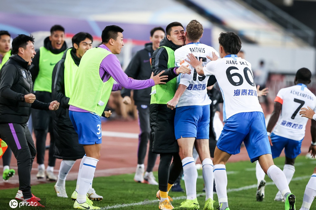 巴斯蒂安斯这是和谁亲上了