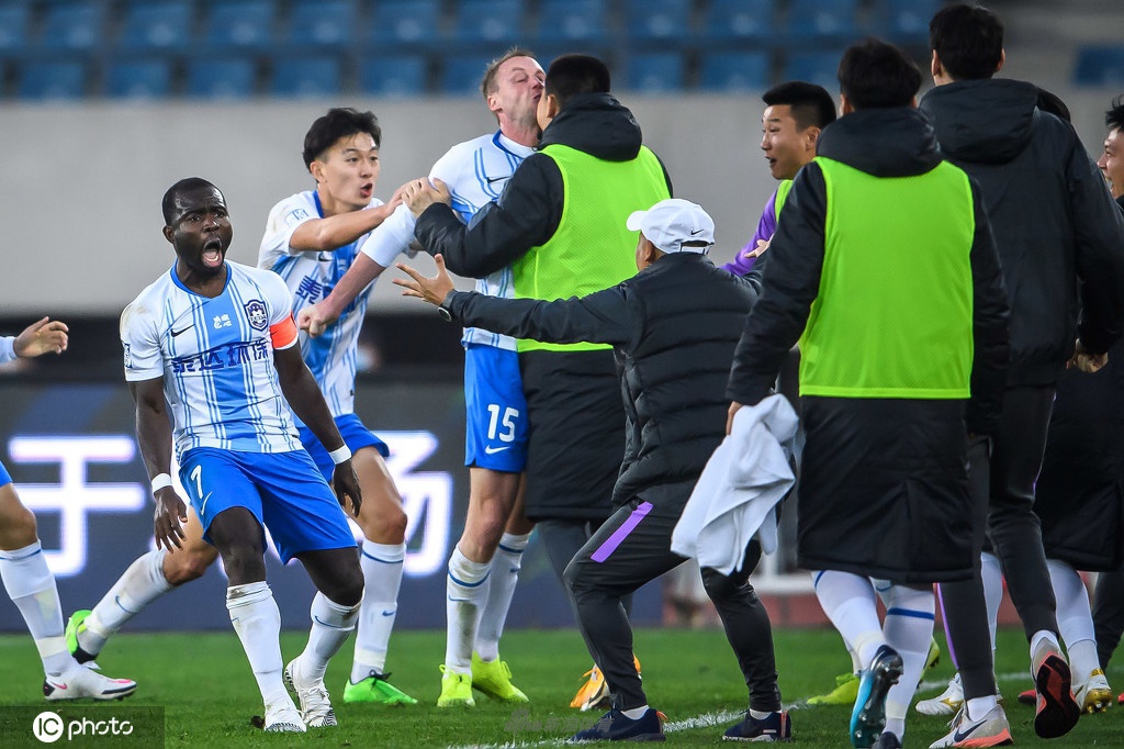 巴斯蒂安斯这是和谁亲上了