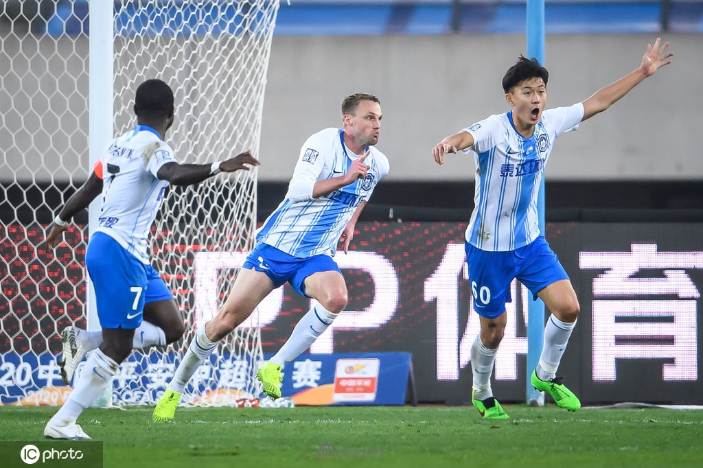 泰达球员疯狂庆祝保级