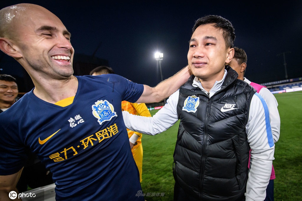 阿德里安、黄盛华拥抱