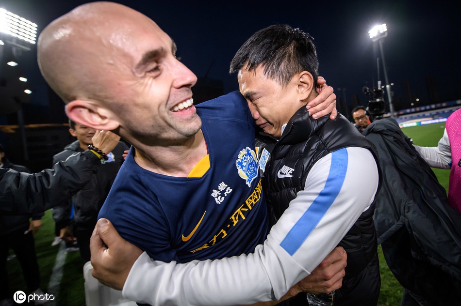 富力俱乐部总经理黄盛华动情落泪