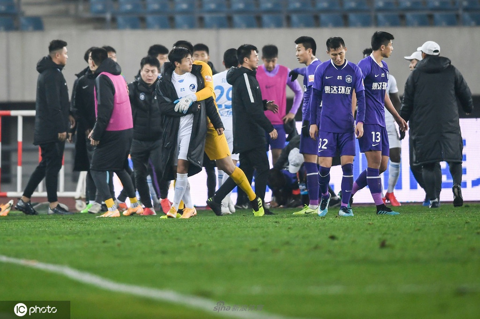 泰达战大连大冲突三人染红被罚下