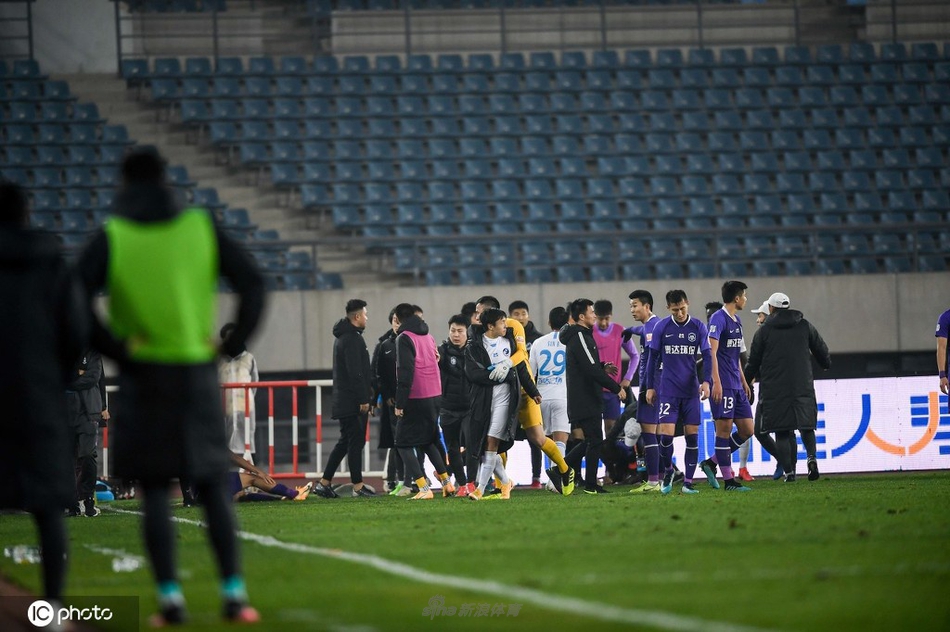 泰达战大连大冲突三人染红被罚下