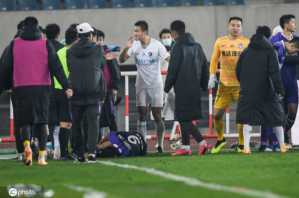 泰达战大连大冲突三人染红被罚下