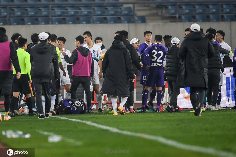 泰达战大连大冲突三人染红被罚下