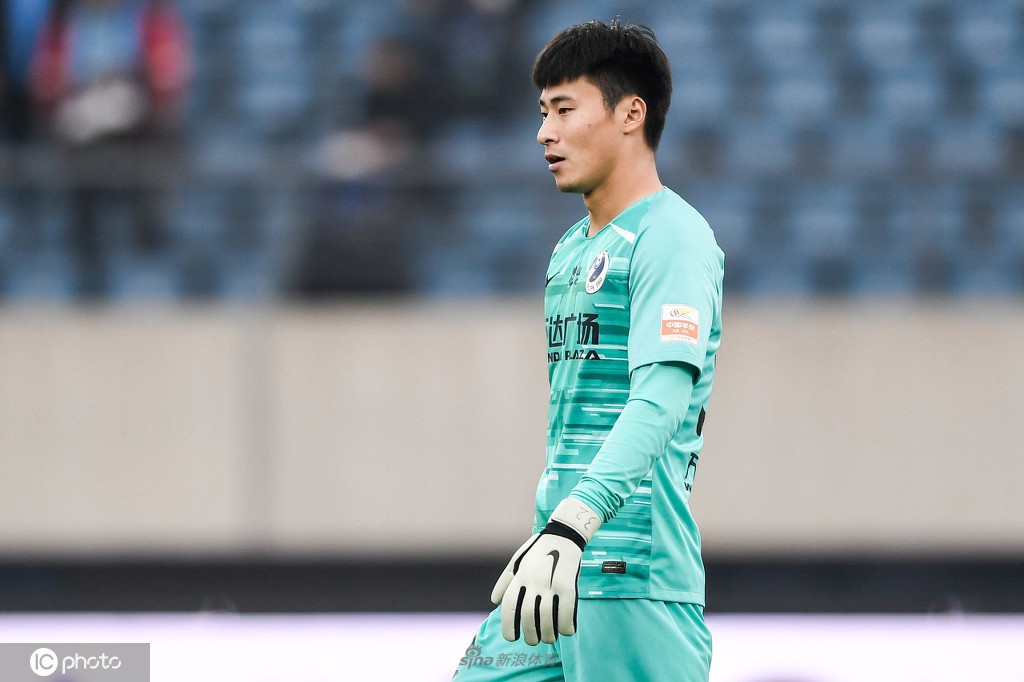 大连人本场首发门将是徐嘉敏