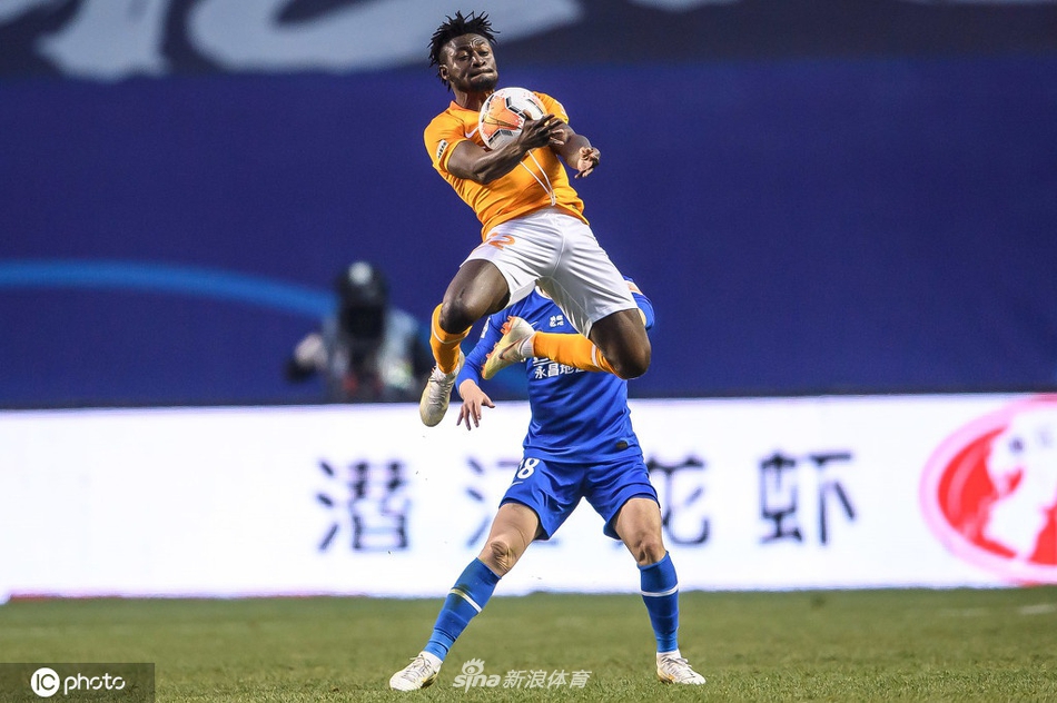 马丁斯胸部停球