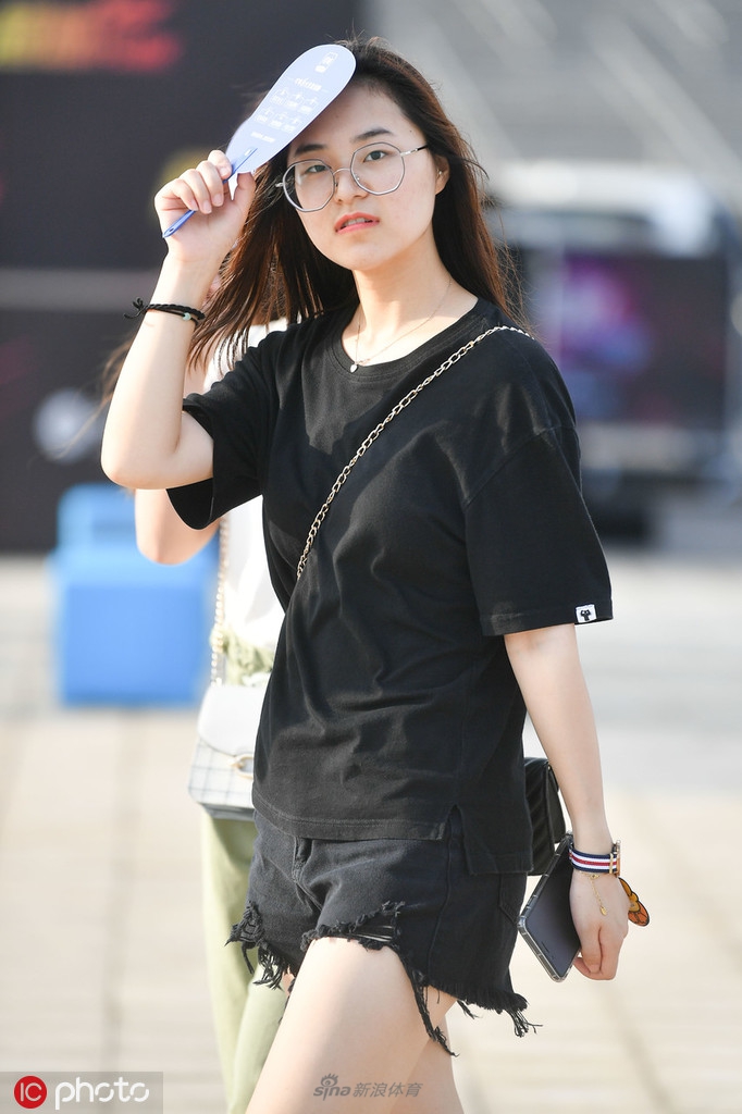 来球场避暑！小姐姐闪耀看台