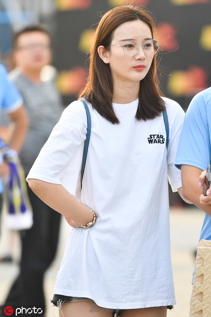 来球场避暑！小姐姐闪耀看台