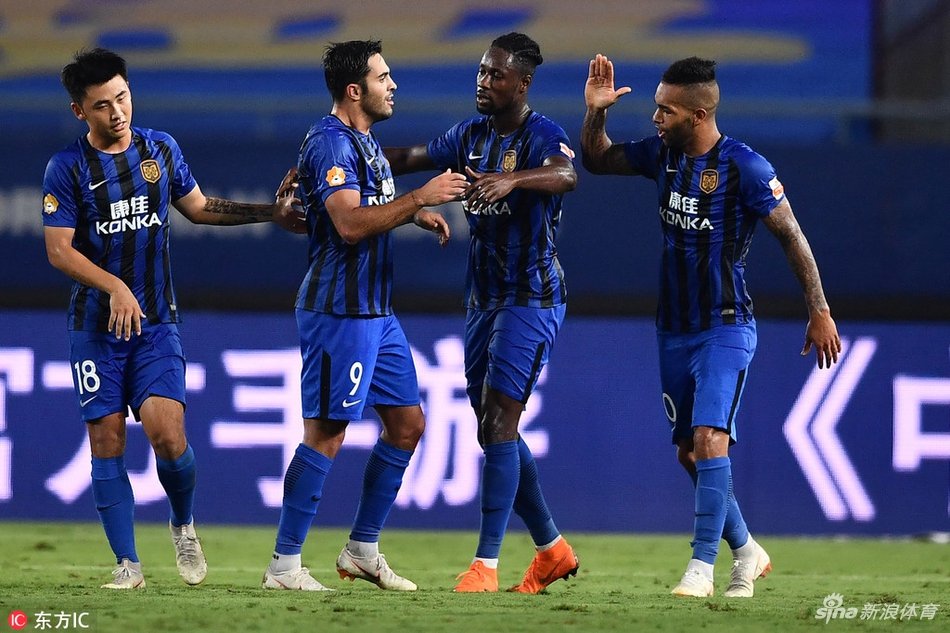 埃德尔与队友庆祝破门