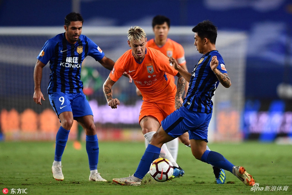 格德斯与张凌峰争抢