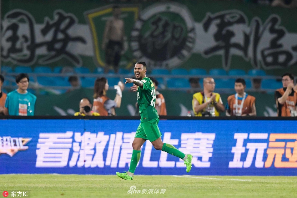 比埃拉庆祝自己第二粒进球