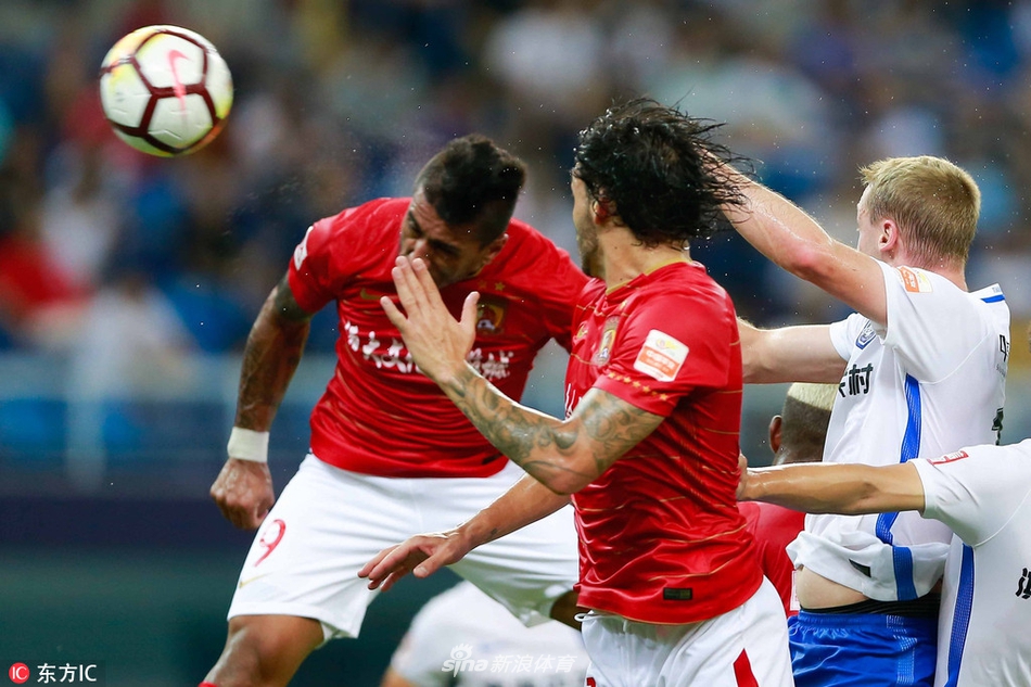 保利尼奥头球瞬间