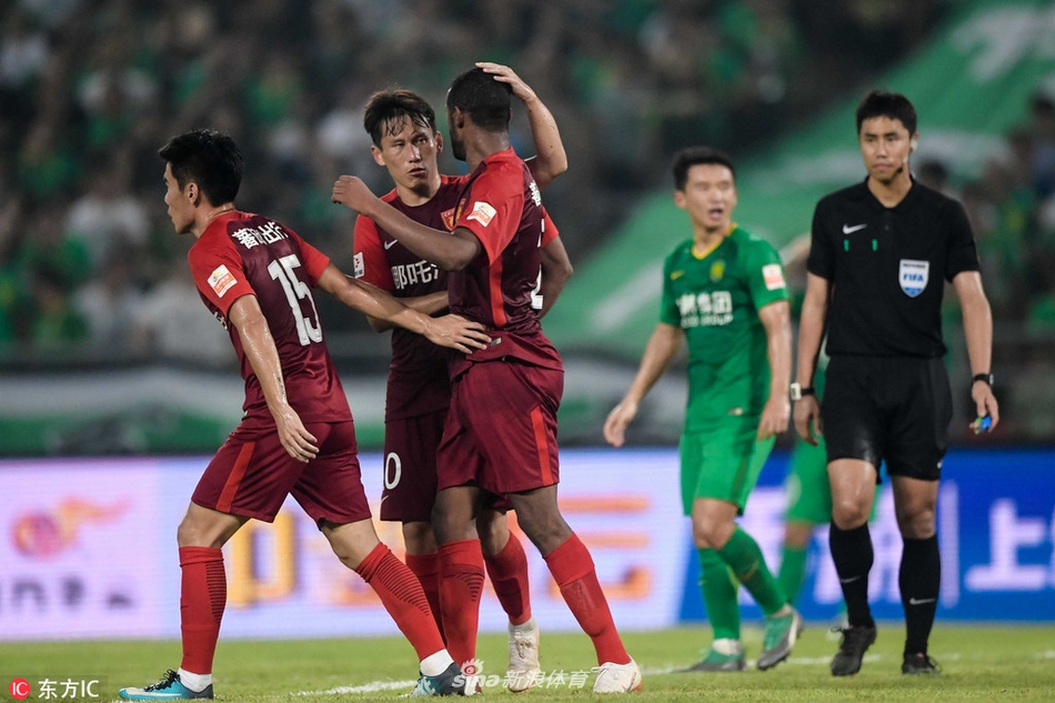 卡埃比凌空抽射打入本场地赛的第二球