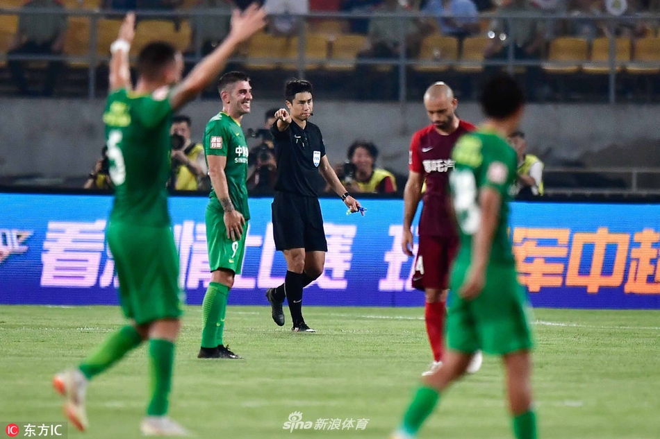 裁判收听VAR后判罚进球有效