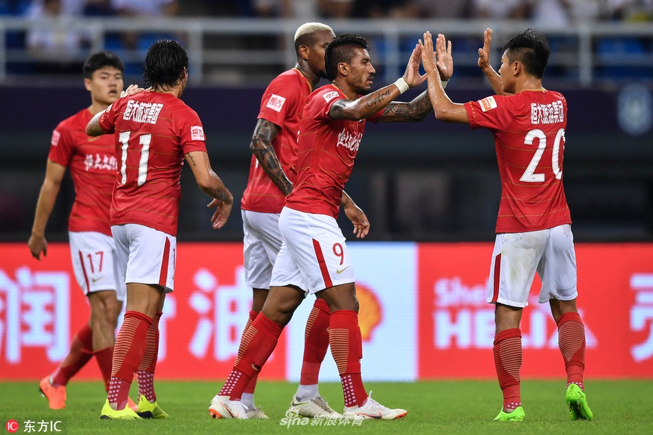 保利尼奥和于汉超击掌