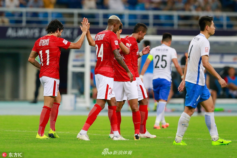 高拉特接到保利尼奥助攻打入一球