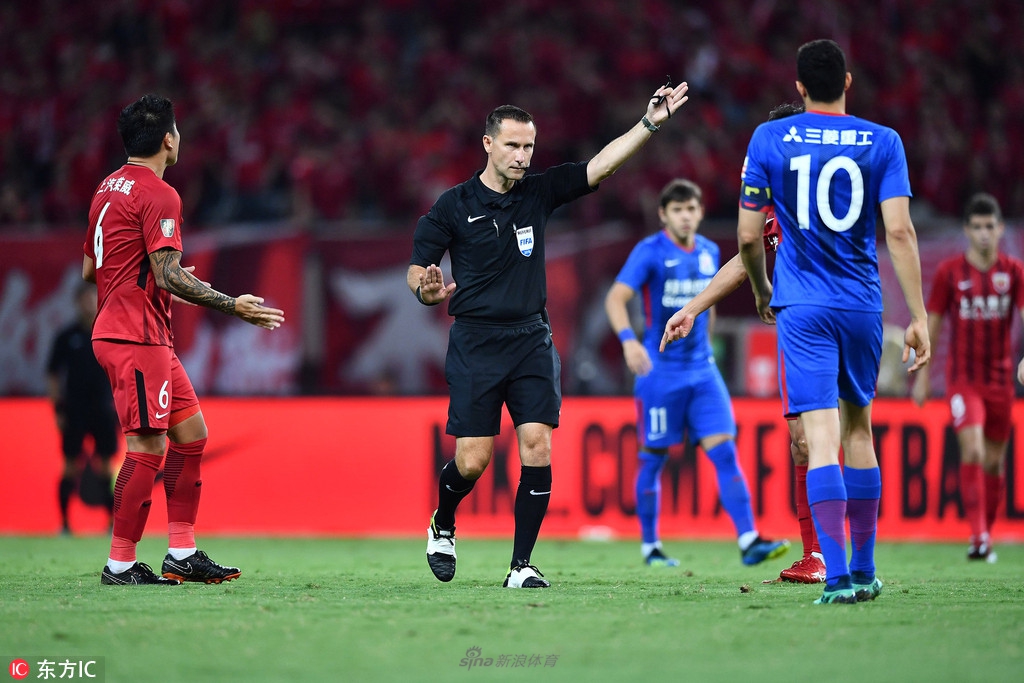 主裁判做出判罚