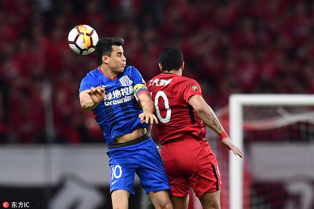 两10号头球争夺