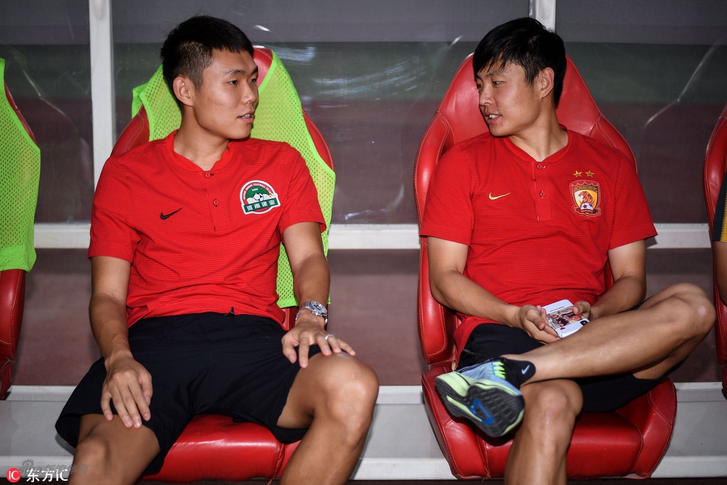 王上源与郑龙攀谈