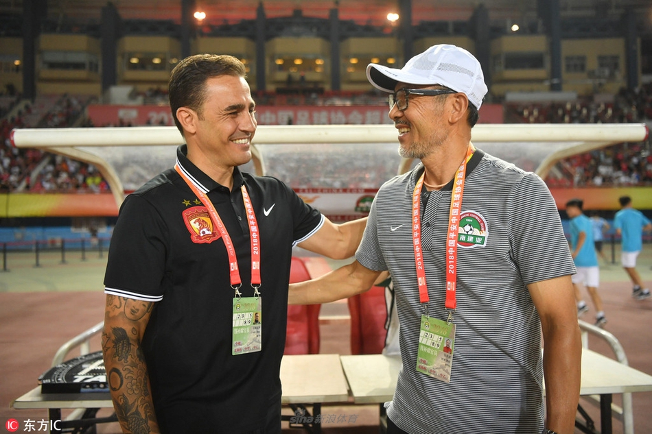 两队主帅友好