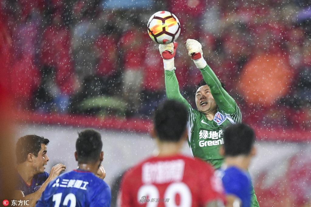 李帅奋力扑球