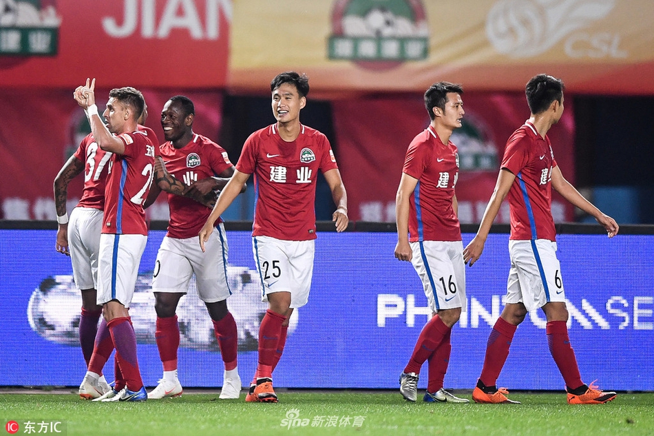 建业众将庆祝进球