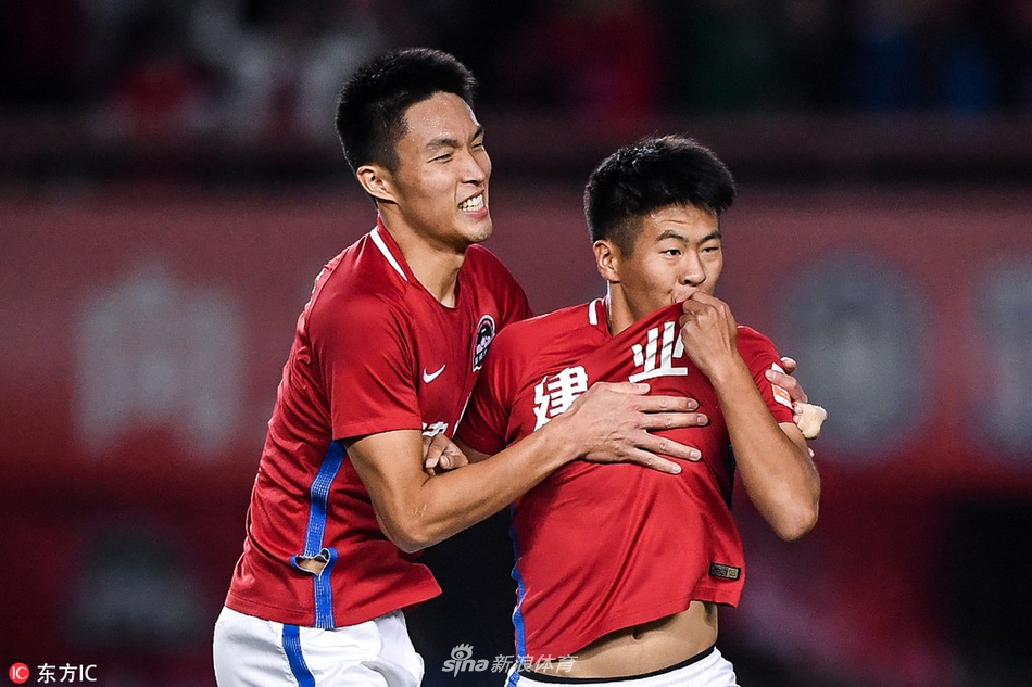 杜长杰亲吻队徽