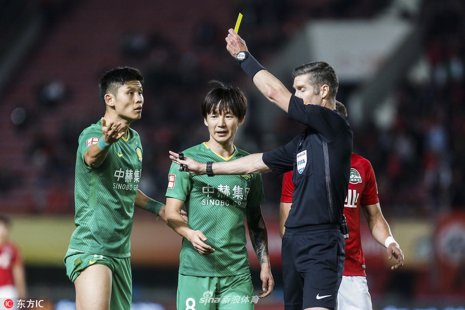 裁判向国安球员出示黄牌