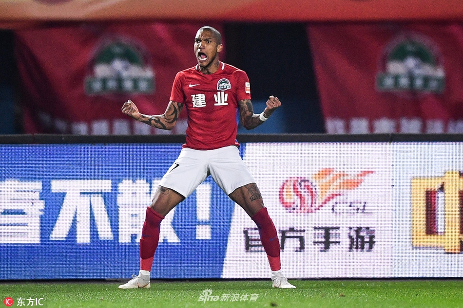 卡兰加庆祝进球