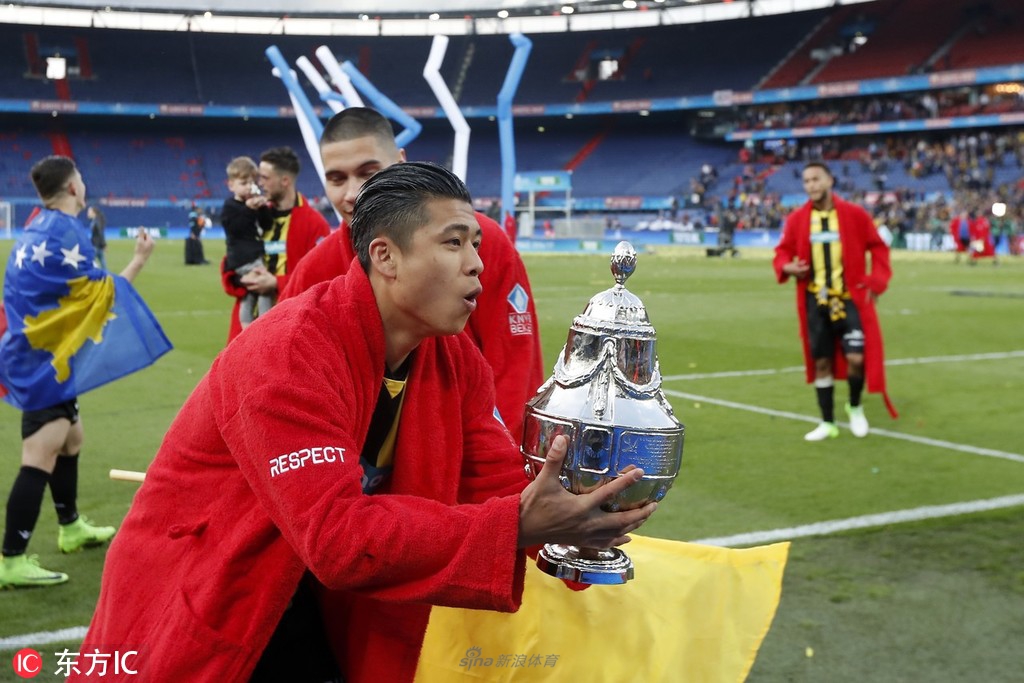 捧得荷兰杯奖杯开心