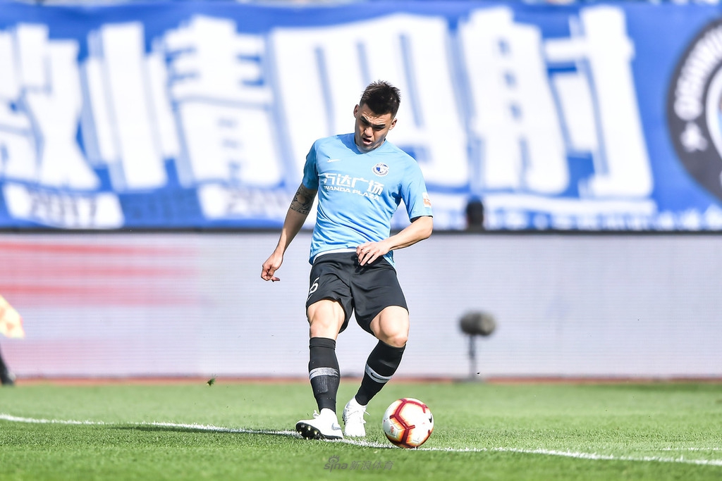 大连中后卫杨善平出球