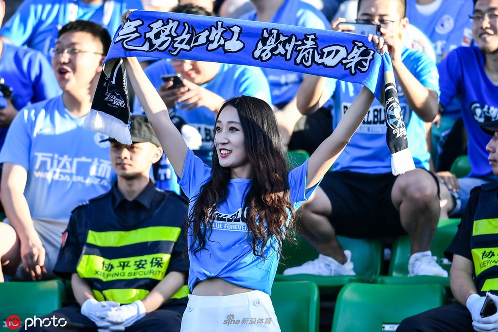 豪放大连女球迷远征助威