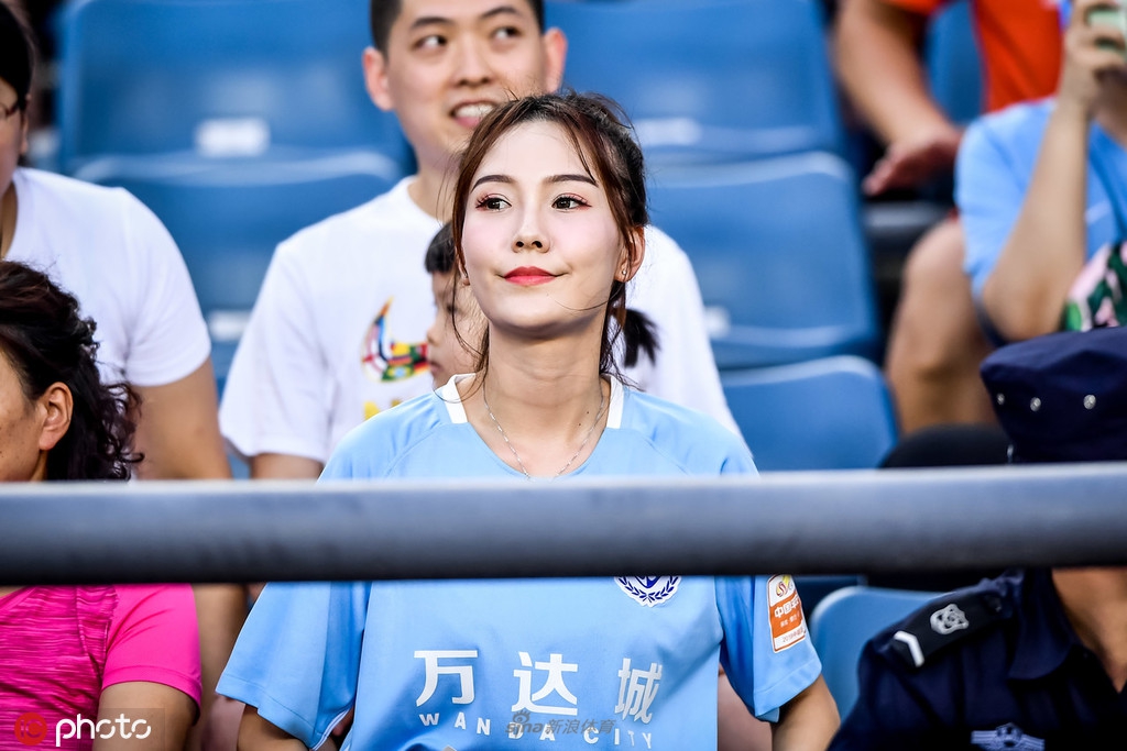 来球场避暑！小姐姐闪耀看台